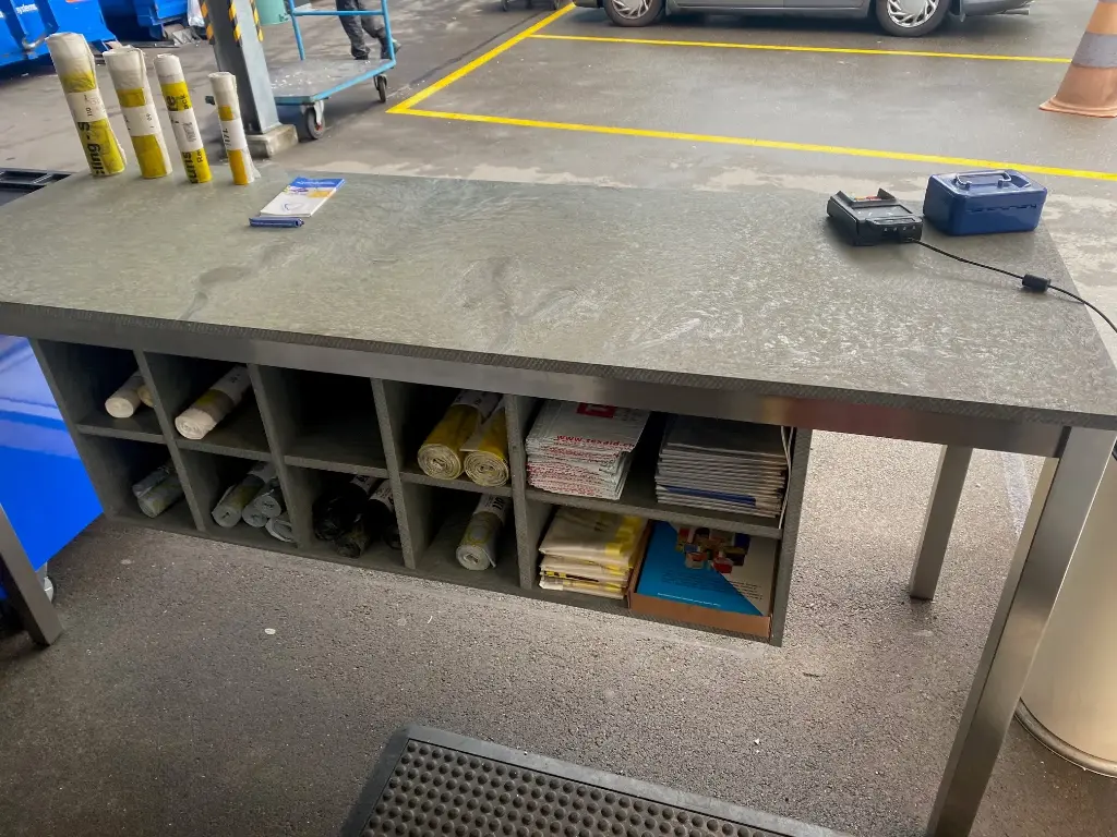 Tisch aus Mischkunststoff